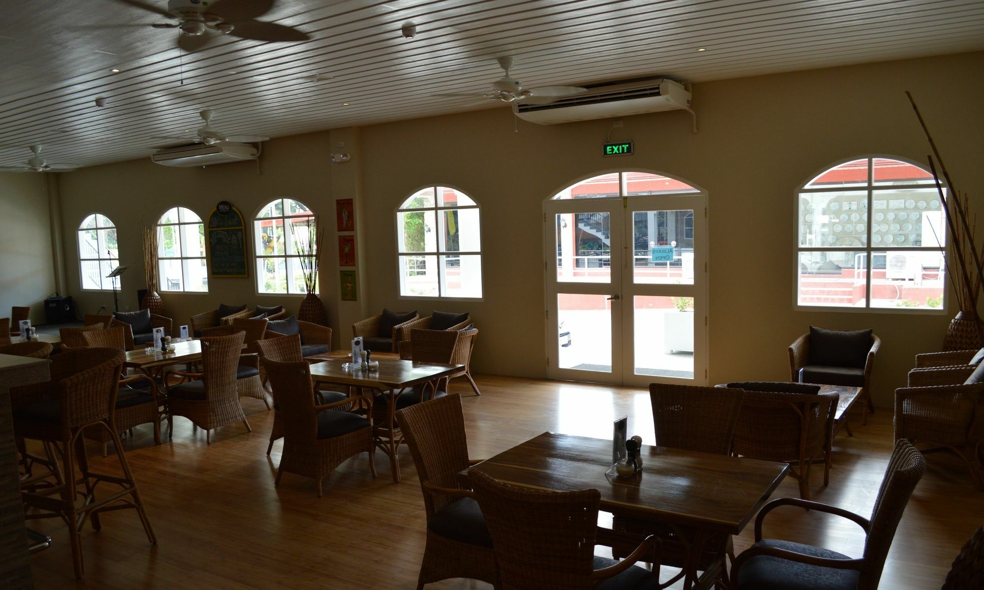 Kingsley'S Hotel And Gastro Pub Mabalacat ภายนอก รูปภาพ